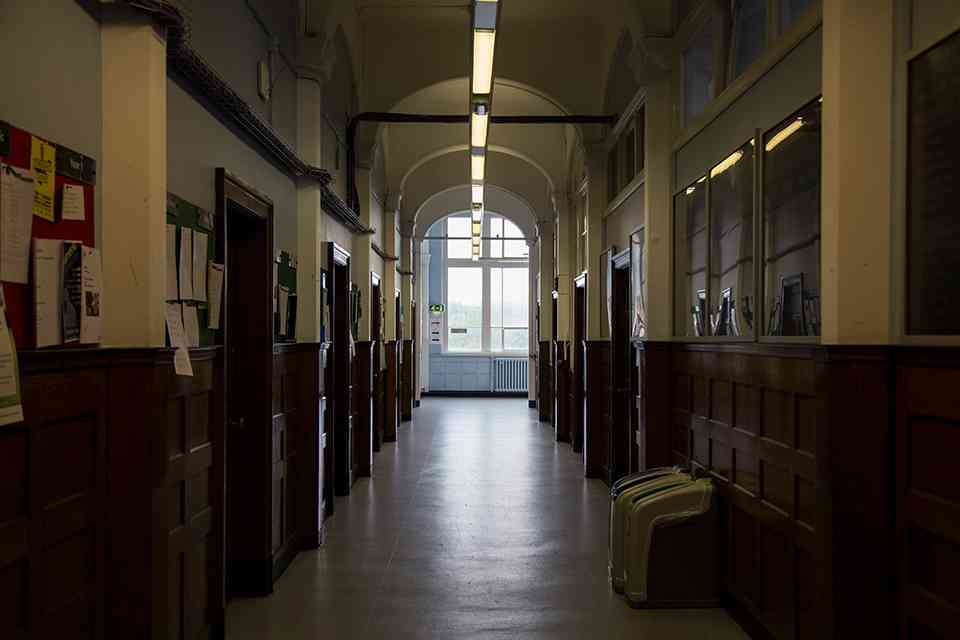 Le Royaume-Uni envisage de renforcer le contrôle des visas pour les étudiants, alors que les universités sont confrontées à des interdictions de recrutement et à une répression de la fraude. featured image
